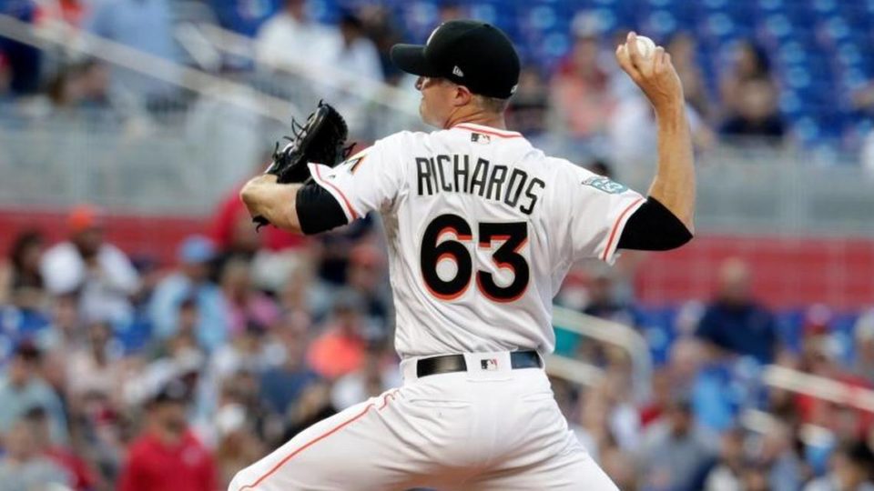 Marlins Trevor Richards gets the ball against the Cubs